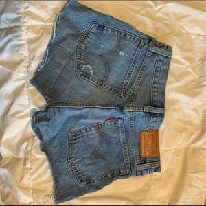 Cut off Levi’s shorts